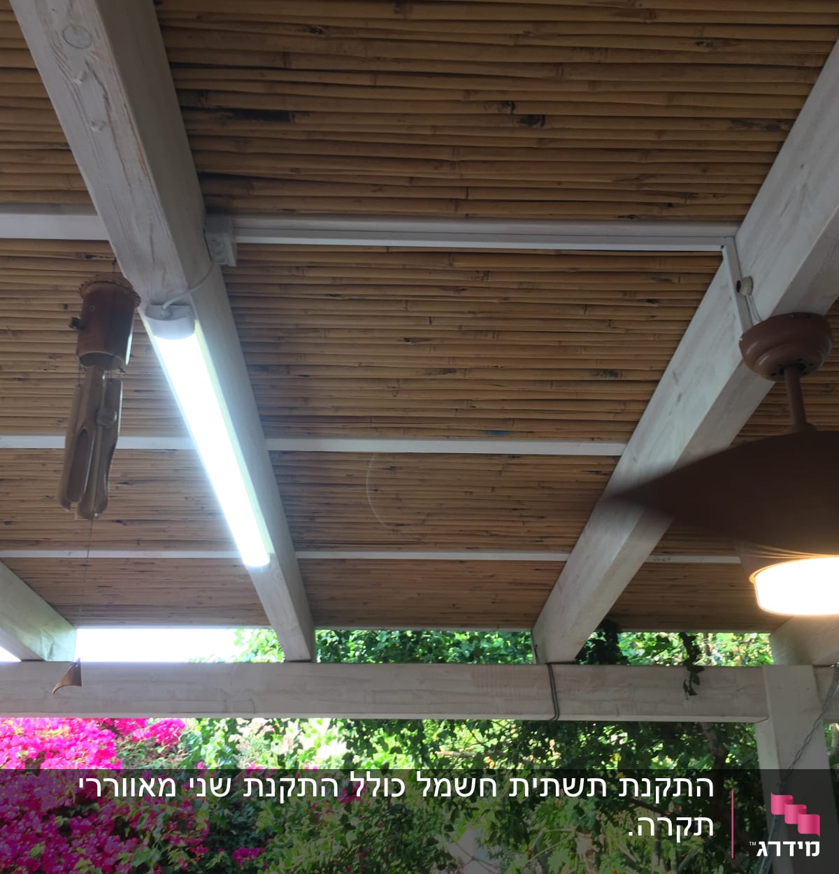 מנורה פלורסנטית ומאוורר תקרה על תקרה מעץ